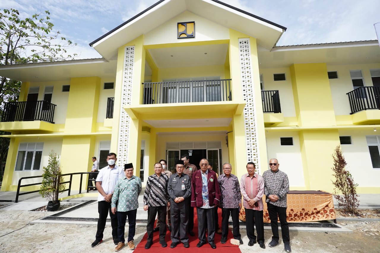 Disaksikan Asisten I Sekdaprov Riau,  Rektor Unilak - Ir Effendi Sianipar MM Resmikan Rusun Unilak